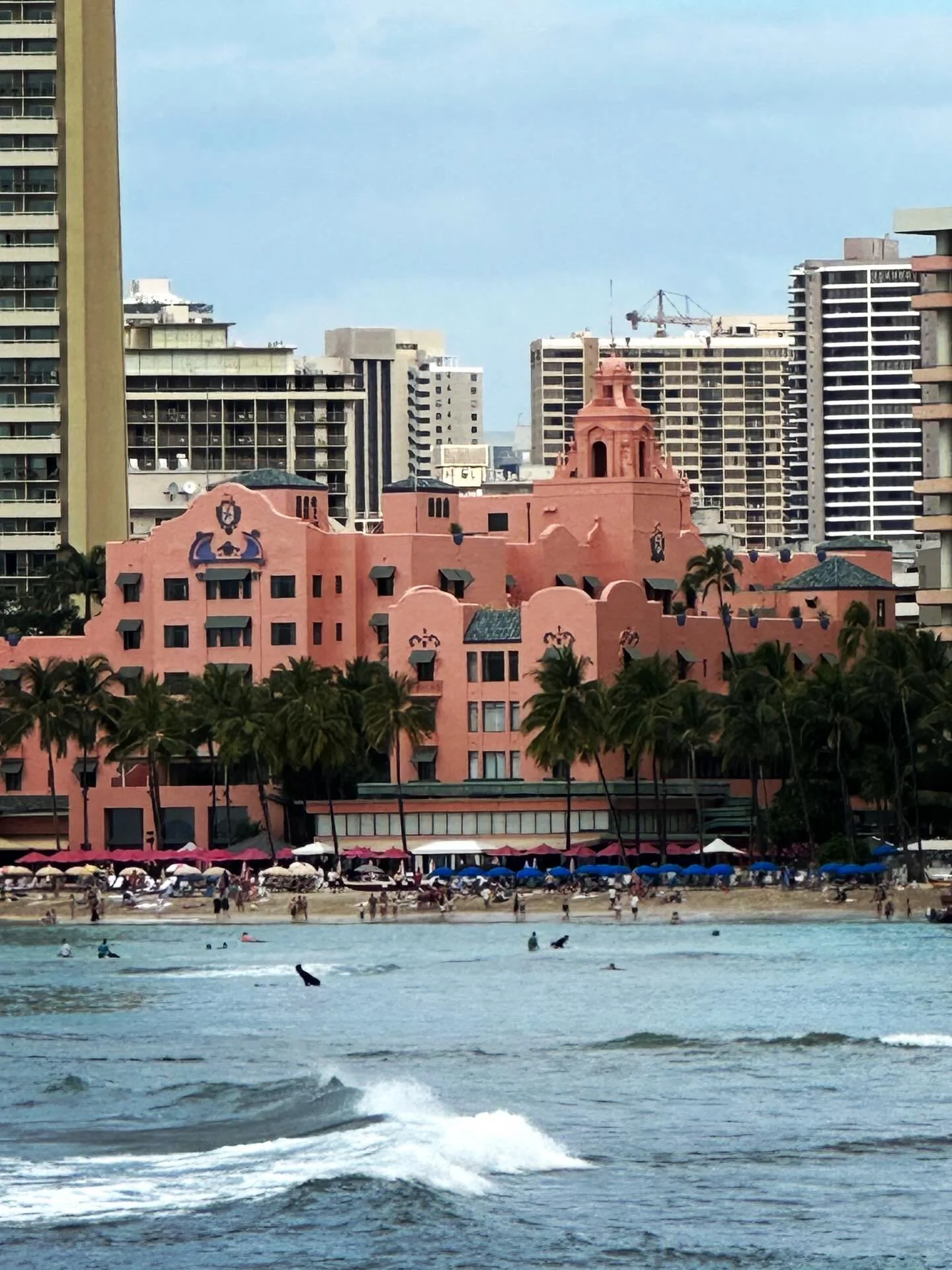 🌺 The view doesn&rsquo;t get more iconic than this &mdash; the Royal Hawaiian, standing proud in her signature pink against the Waikiki skyline. Caught this moment from a catamaran, sailing past the &ldquo;Pink Palace of the Pacific.&rdquo; 💕🌴✨

#