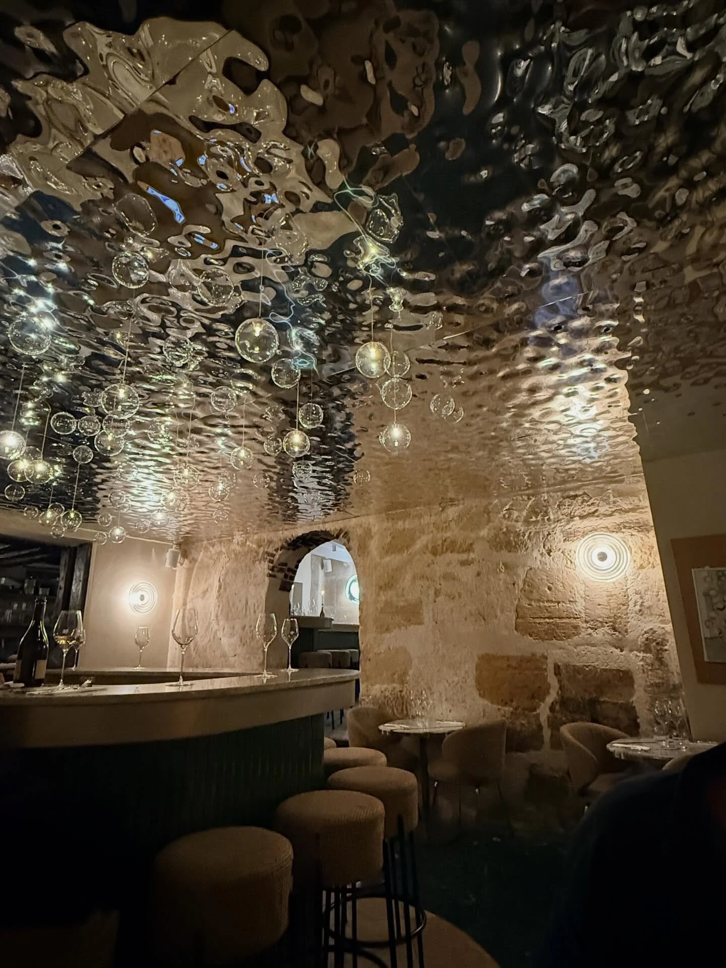✨ Bubble bliss in Paris ✨
Tucked beneath the city, where stone walls meet shimmering light, this little corner feels like sipping Champagne inside a dream. Paris magic&hellip; but make it sparkling. 🥂✨💫 @kur8edcru @bubblebliss.bar #ParisNights
#Cha