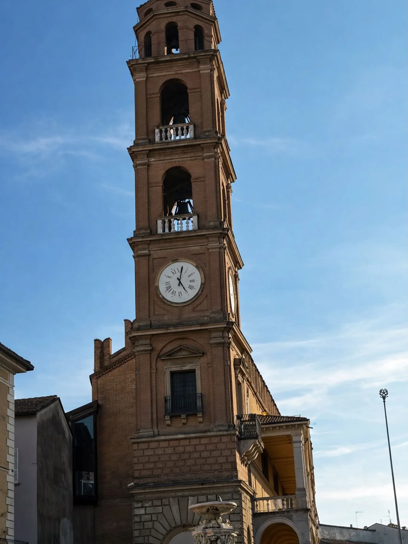 A moment of stillness in Bologna.
Earth-toned brick, golden light, and centuries of Italian history. 🤎🇮🇹#BolognaTravel #ItalianCities #CulturalTravel #TravelCurated #europeaesthetic