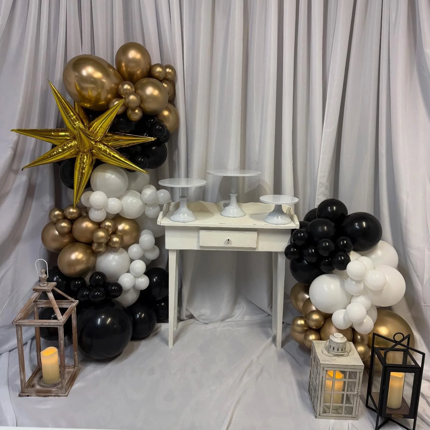 Make Your New Year&rsquo;s Eve Party POP with our fabulous Balloon Garland framing our cute Mini Dessert Table!
#newyearseve #newyearseveparty #newyearseveballoons
#balloongarland #balloondecor #holidayballoons
#desserttable #desserttableballoons