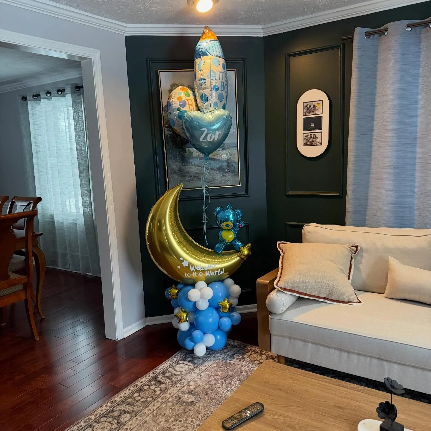 Welcome to the World Zor!
Perfect balloon bouquet to welcome home a baby!
#welcomebaby #welcometotheworld
#babyboyballoons #personalizedballoons
#balloonbouquet