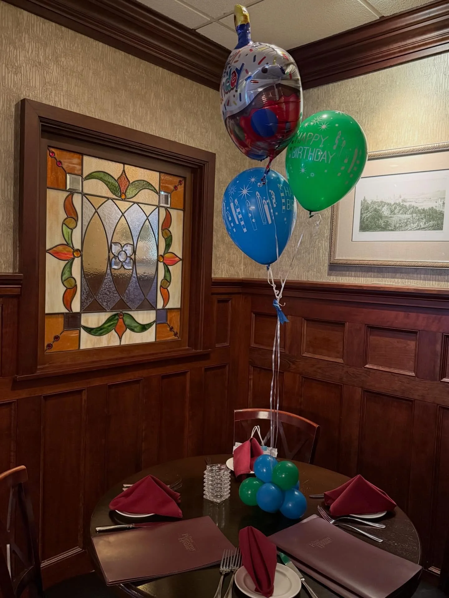 This 75th birthday celebration @donspomeroyhouse is even sweeter with our Cupcake Balloon Bouquet!
#cupcake #cupcakeparty #birthdayballoons
#75thbirthday #balloonbouquet