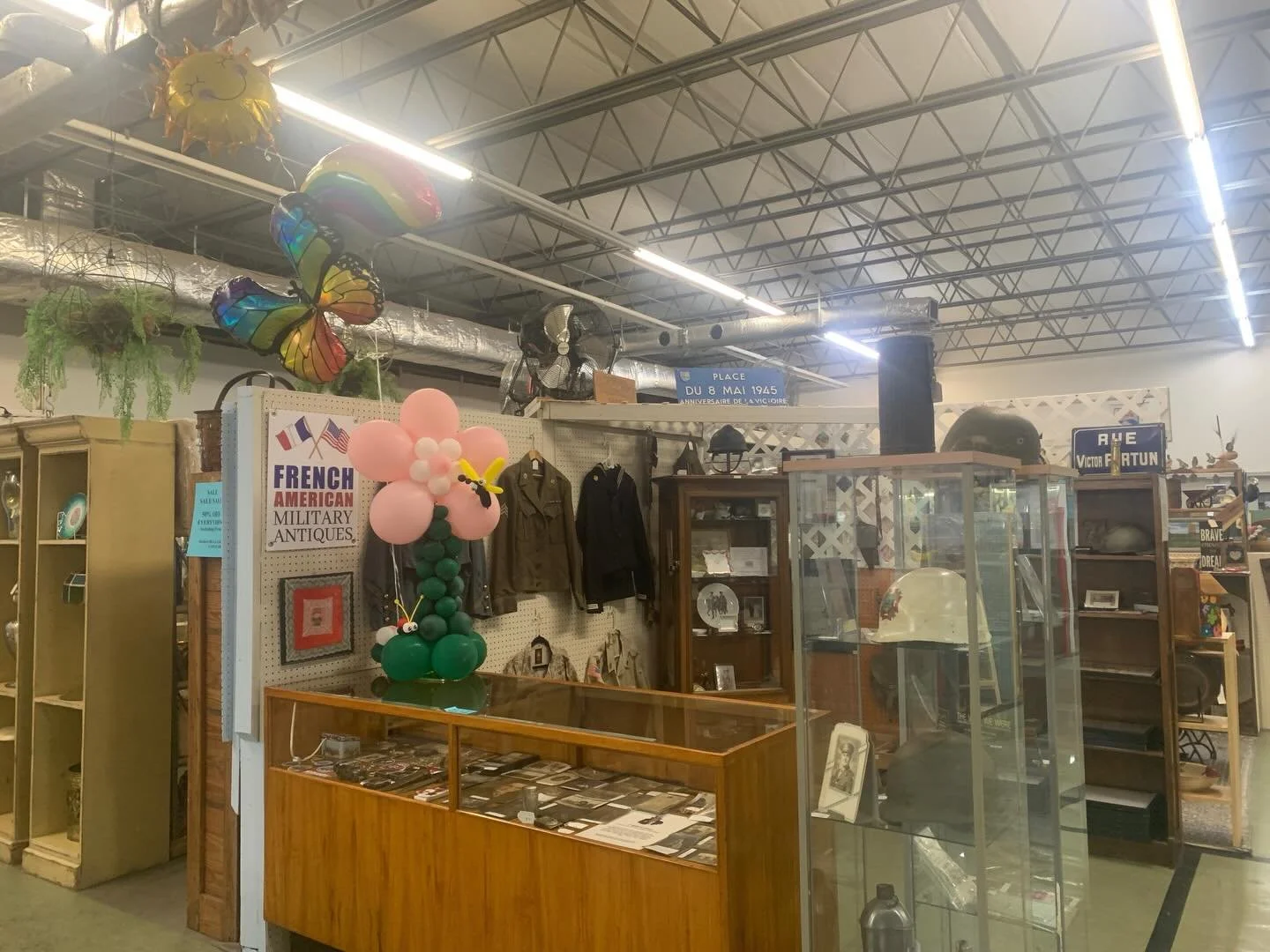 Our Rainbow &amp; Butterflies Balloon Bouquet attracts attention at the French American Military Antiques booth at the Country Shoppes of Culpeper Spring Fling Event!
#flowerballoonbouquet #balloontwisting
#frenchamericanmilitaryantiques 
#countrysho