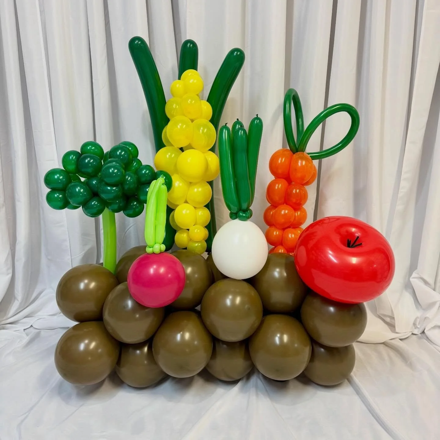 Celebrating Earth Day with our enchanting garden inspired balloon display!
#balloons #earthday #gardening #balloondisplay