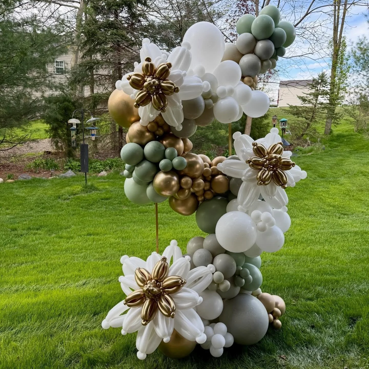A spiral of oversized, whimsical balloon flowers, soft, elegant and full of magic.

Like stepping into a fairyland&hellip;every petal, every detail made with love and intention.

#balloonflowers #balloonart #balloondecor #balloonartist #eventdecor