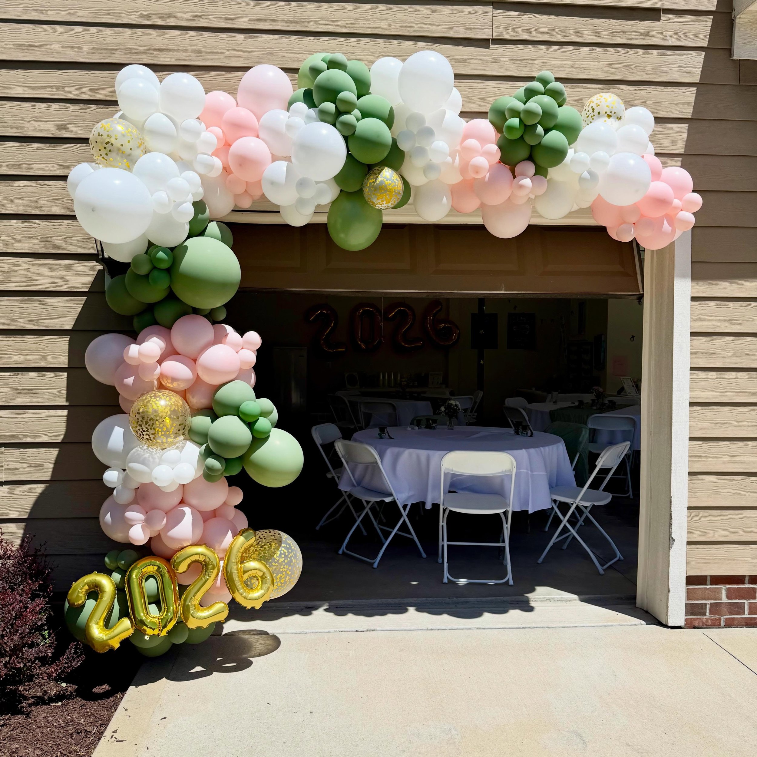 Two sisters, two graduations, one college, one high school. Congratulations!

What a perfect occasion to decorate! They are starting a new chapter, now both are celebrated for their huge accomplishment!

#graduation #balloondecoration #balloonarch
#b