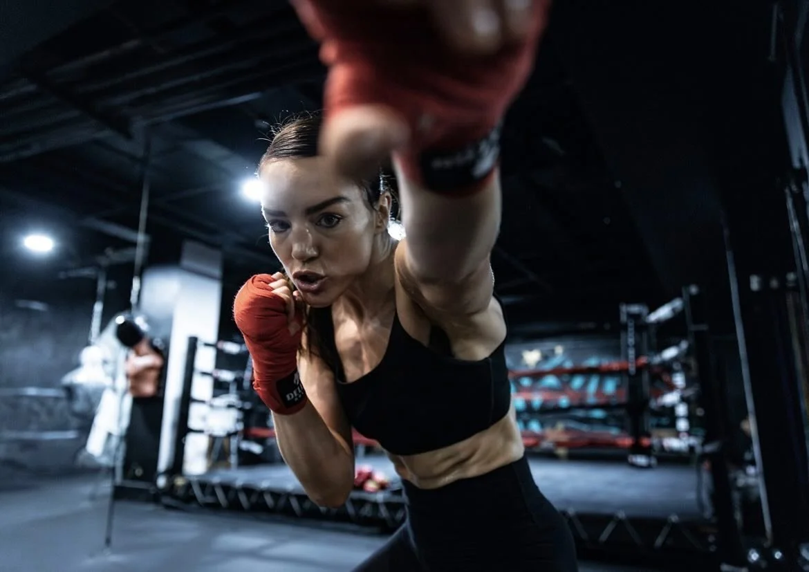 DEDICATION + STRENGTH + GRACE&hellip;

✨@sarahcunn returns to the ring tomorrow night ✨

🍀 Thank you for being so awe inspiring + empowering🍀

🥊 @teamleonides 🥊

📸: @jp_yim #womensboxing #usaboxing #boxing #chasinggreatness #femalefighter