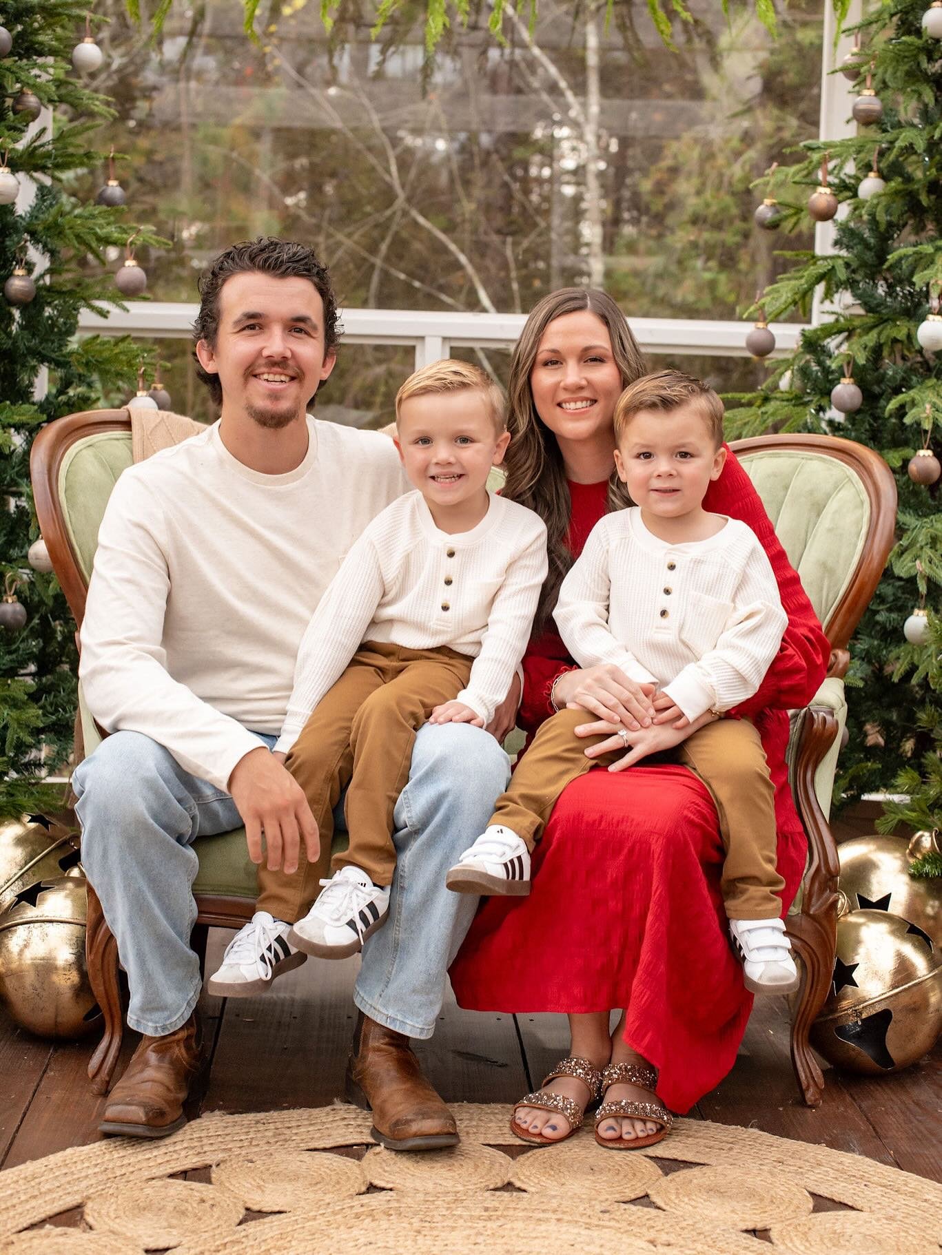 The SWEETEST family session to kick off the Christmas season!! 🎄 ❤️ 

 

#photography #christmas #familysession #photographer #shelbync #shelbyncphotographer #rduphotographer #photog #cltphotographer
