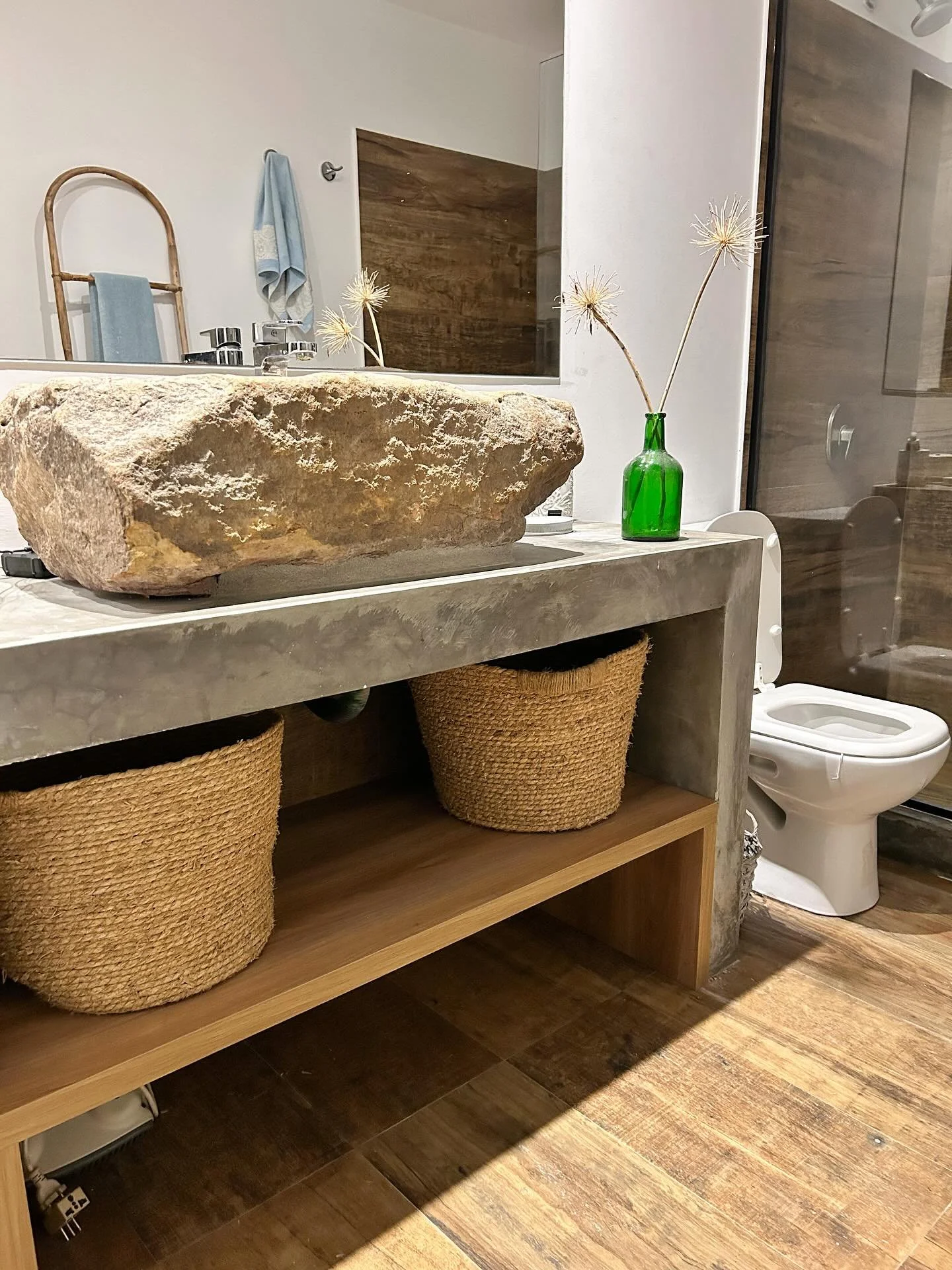 ✨Un peque&ntilde;o cambio que hace la diferencia ✨ 

En estos dos ba&ntilde;os sumamos un estante de madera que aporta calidez y funcionalidad. Ahora adem&aacute;s de pr&aacute;ctico, se siente mucho m&aacute;s acogedor.

#arquitectura #muebles #ante