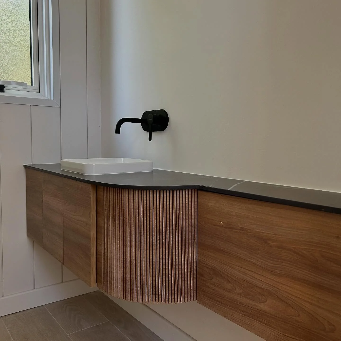 ✨ Detalles que hacen la diferencia ✨
Este mueble flotante combina la calidez de la madera con la elegancia de la mesada de Dekton, logrando un dise&ntilde;o moderno, funcional y &uacute;nico.

Una propuesta pensada para darle estilo y personalidad al
