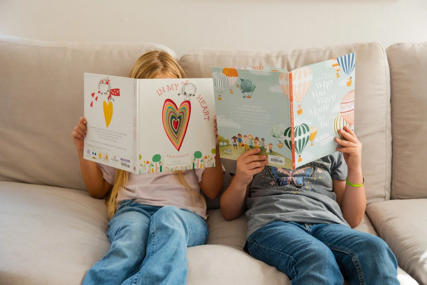 Proof that our girls really are our mini-mes&hellip;sneaking in reading time even when we definitely should be doing something else. 🤭
Books before chores forever!

💬 What are you (or your kids) reading right now? We&rsquo;re always looking for new