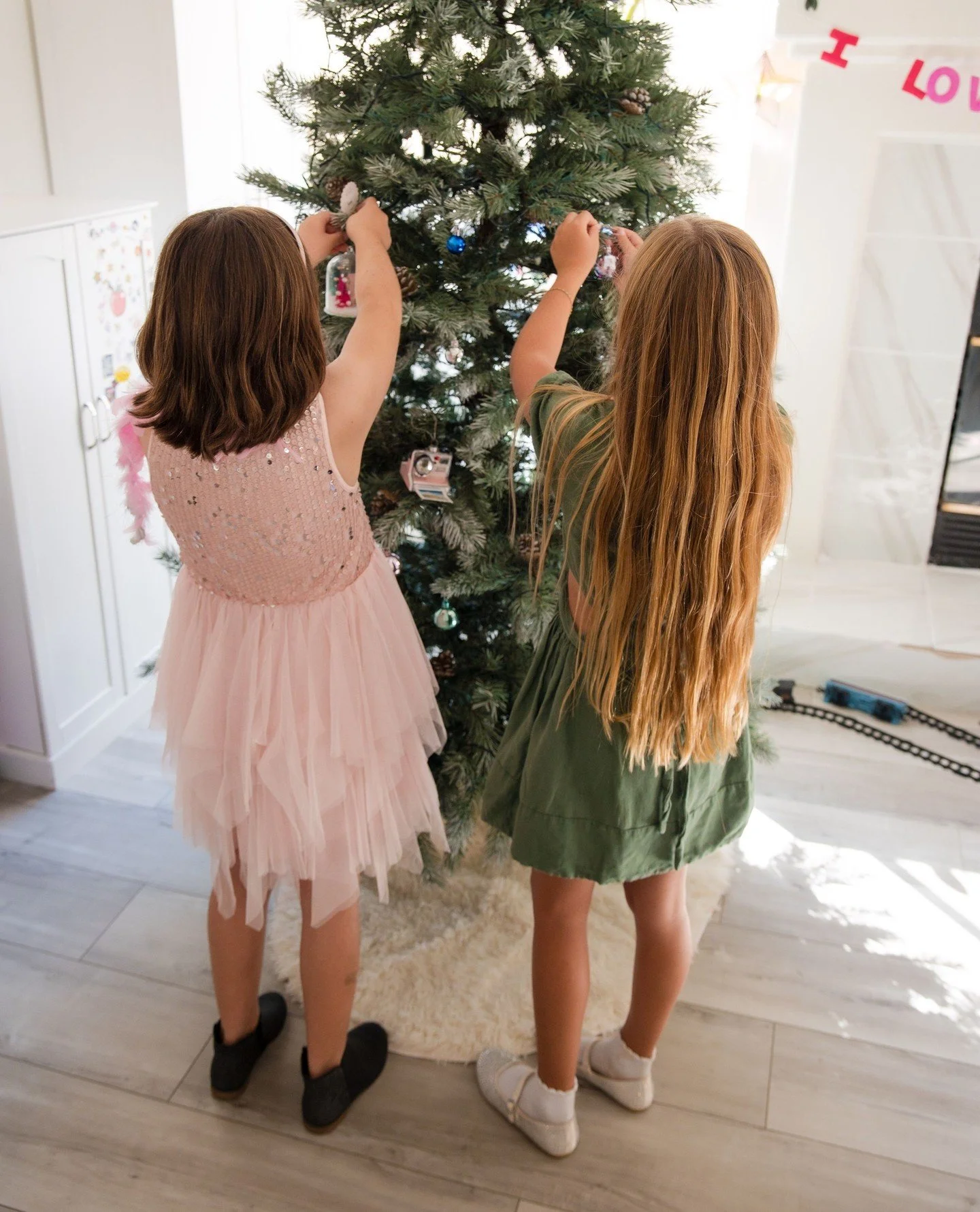 T-minus one week until Christmas 🎄✨
Are you ready?! Tell us - tree up, shopping done, or fully winging it?

#youhandledthatperfectly #podcast #podcastcommunity #momlife #millennialmoms #mompreneurlife #mompreneurcommunity
.⁠
.⁠
.⁠
📸 @workplaybrandi