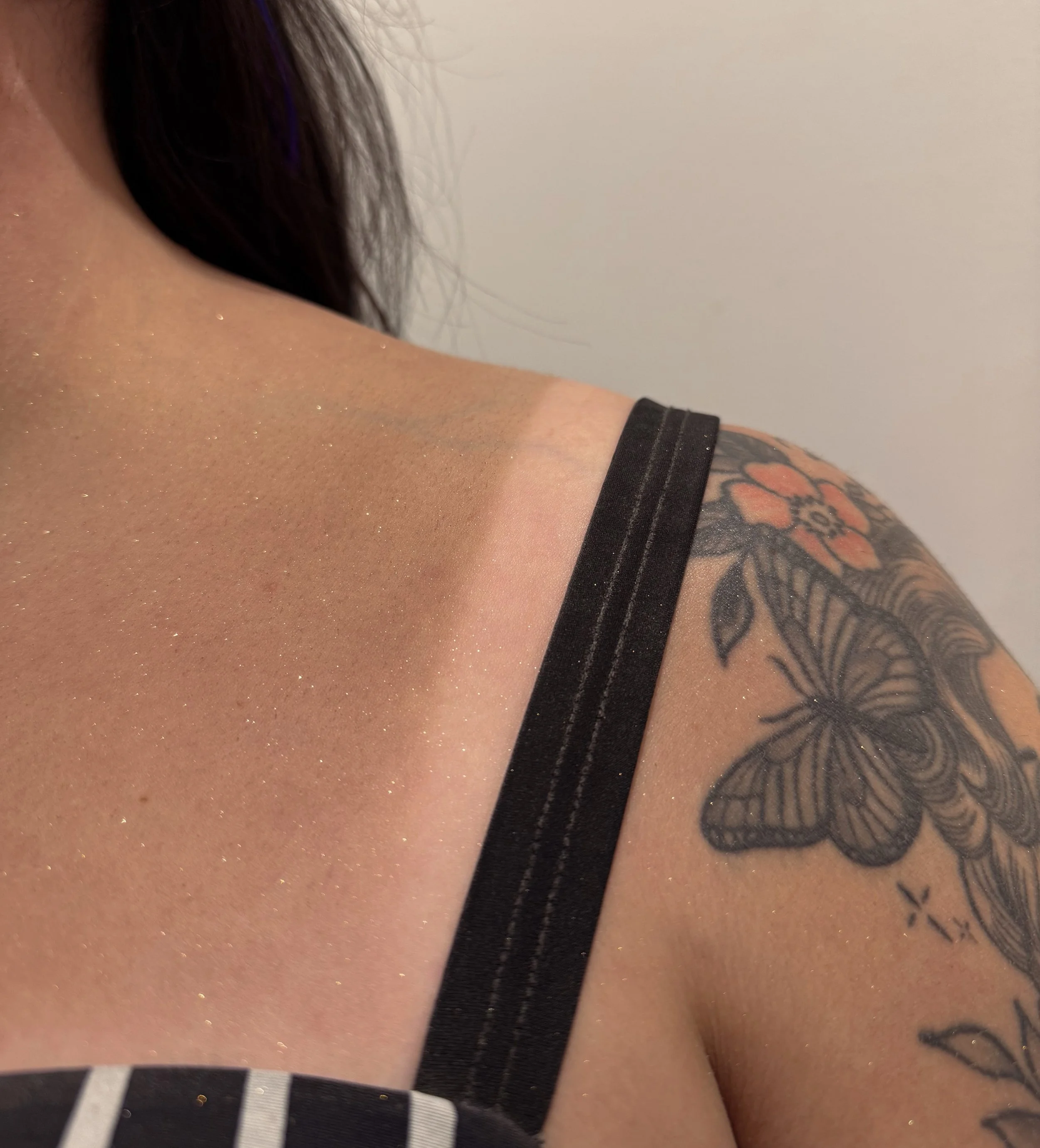 Who said Tanlines weren&rsquo;t an option?☀️🤎✨
As much as I&rsquo;m always down for no tan lines, I could say the same for tan lines as well.
Many times when I have clients getting sprayed hands for a special events, they are looking for that fully 