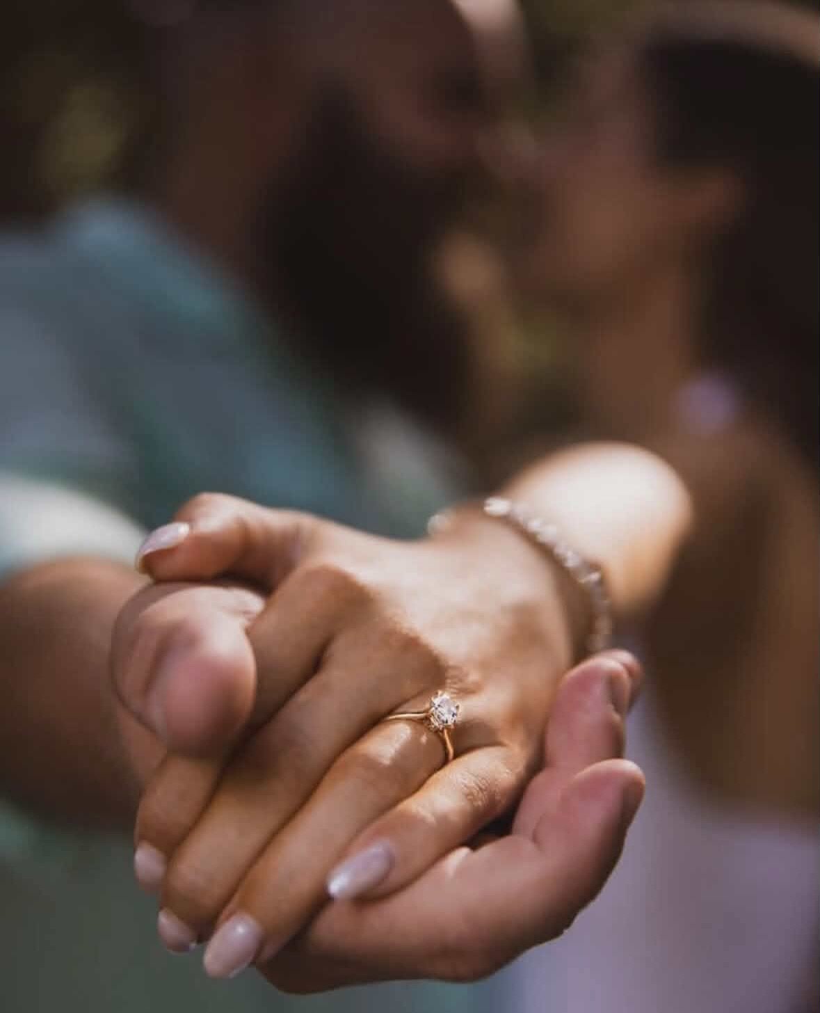 Look at how perfect that hand tan is 😍😭
I was so excited to do @kariann.mary tan for her engagement pictures and look how adorable they are together!! 😭💖 Can&rsquo;t wait to do your wedding tan!!🤍💍
@wravendesign captured the most beautiful mome