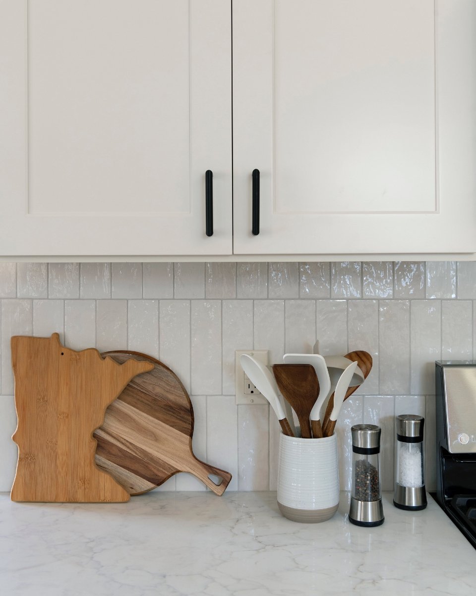 Ooooh the details never get old 👏🏼

In the Bloomington Transitional Kitchen Refresh, we brought in all new cabinets, countertops, backsplash, and fixtures.

Scroll through to see all the beauty!

#larsoninteriors #kitchenrefresh #kitchenrefreshproj