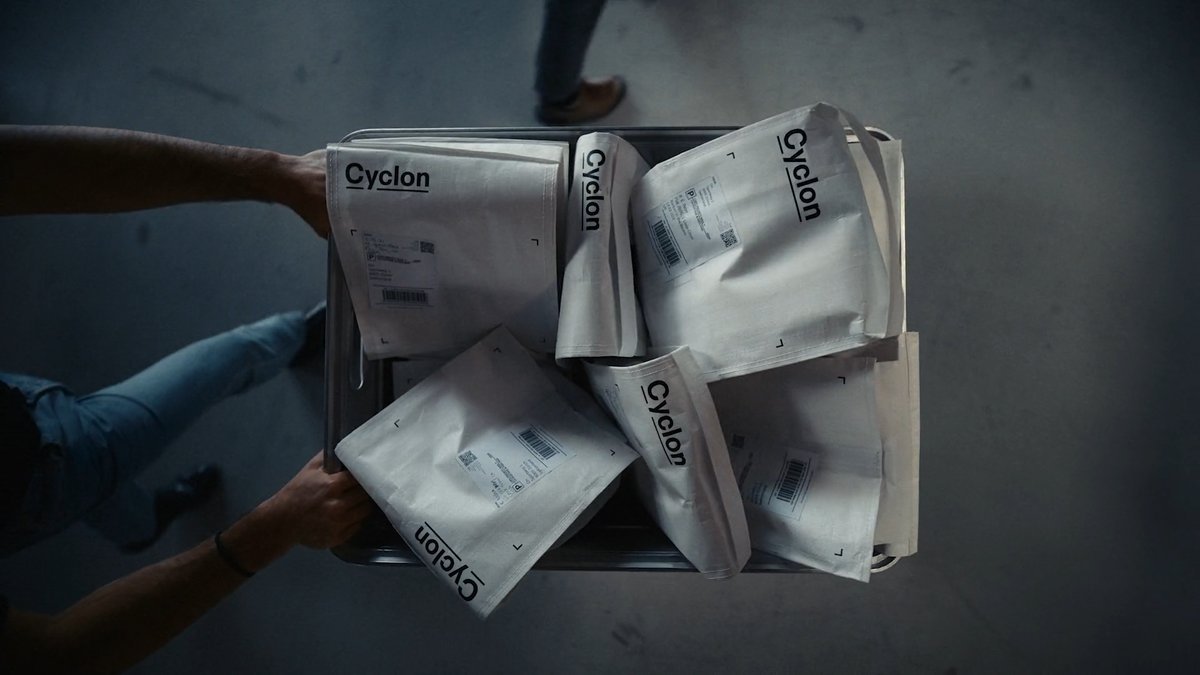 SHOT 20 – PROBE LENS
Inside box: Pupford bags, treats.