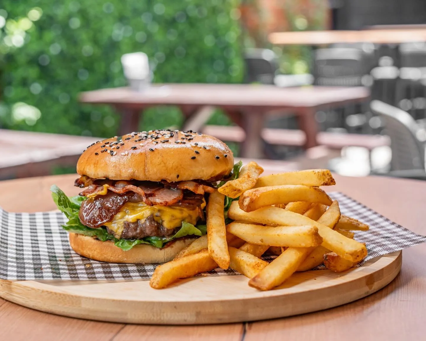 The burgers are better&hellip; when Chef Daz is on the grill. Big, juicy and absolutely not first-date friendly.
Cold beers recommended.
Who&rsquo;s a fan? 🍔
⠀⠀⠀⠀⠀⠀⠀⠀⠀
#bestburgers #noosa #noosapub