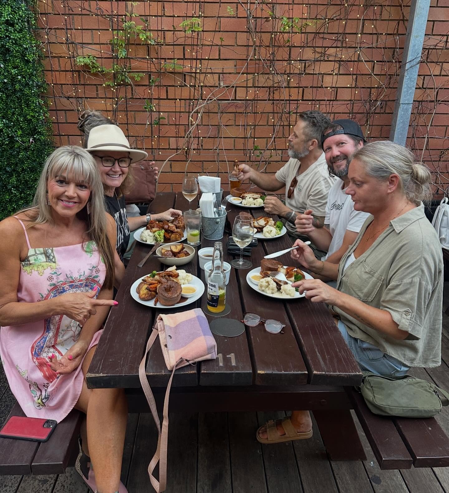 About last Sunday&hellip;. Just a few happy customers with Daz&rsquo;s (pre-booked) Sunday roast 😉

Open from 12. Don&rsquo;t miss out!

#noosapub #sundayroast #nicklesanddimes