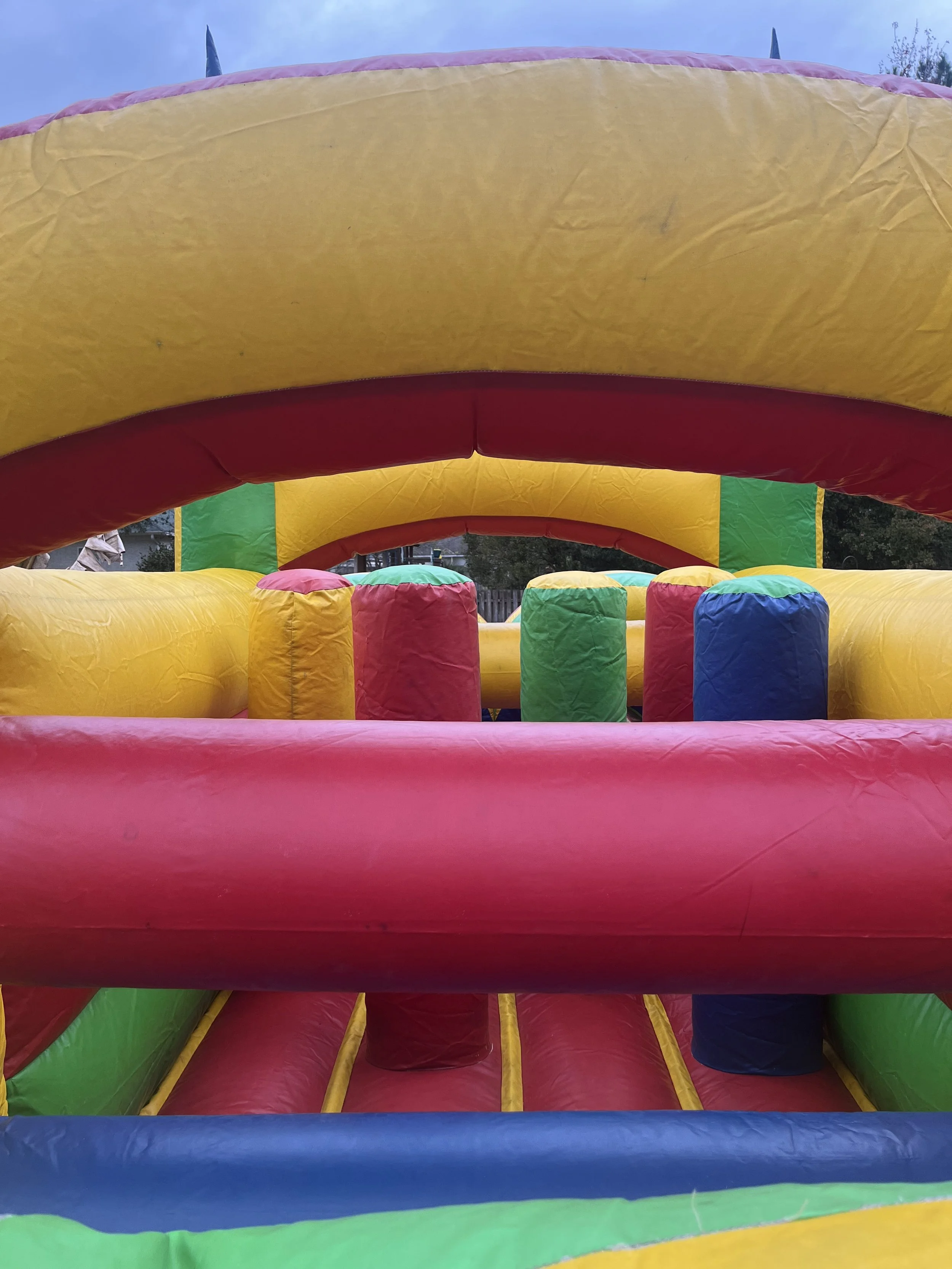 Lil Challenger bounce and obstacle inflatable from Bounce Brunswick designed for beginner bouncers.