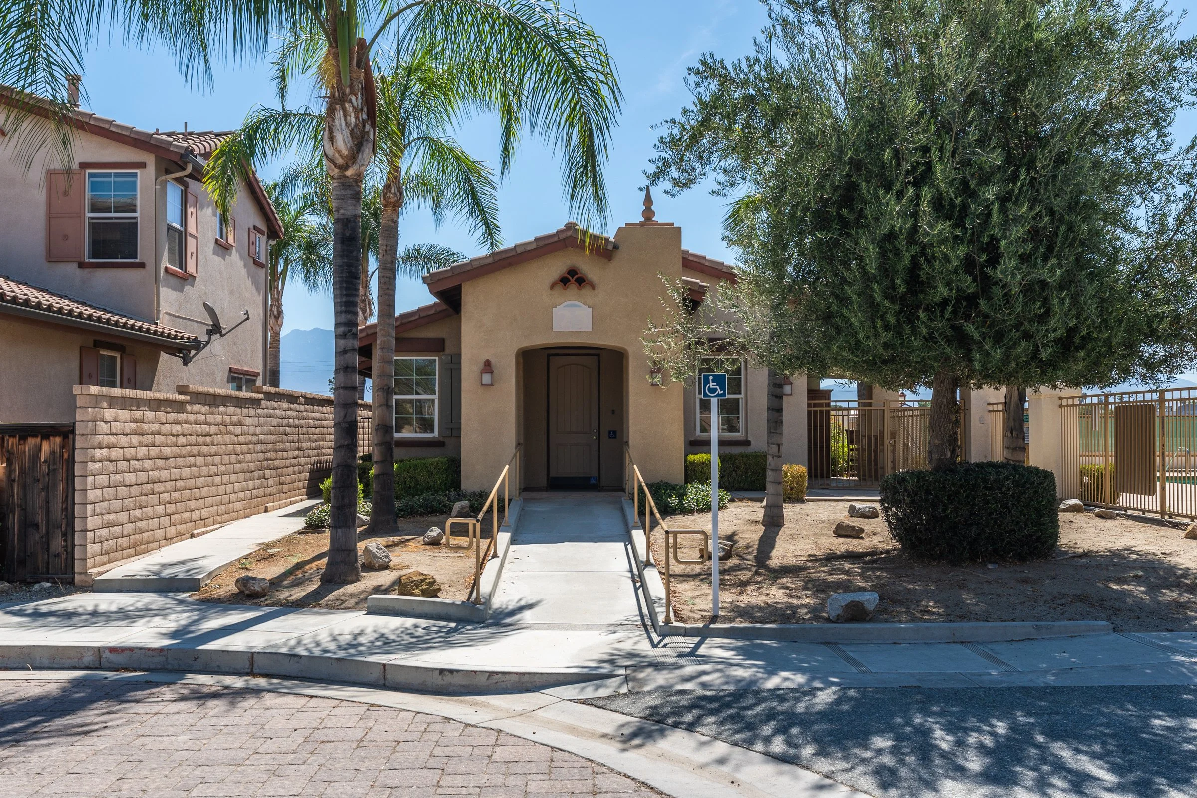 3626 W Devonshire Ave-35.jpg