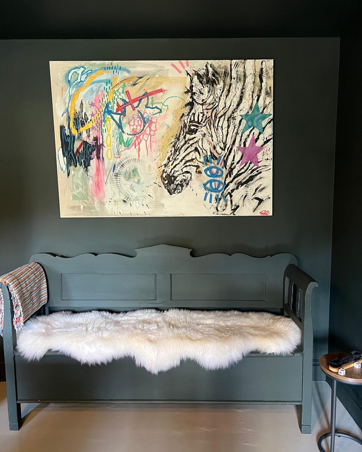 Another commission in it’s forever home! 🏠✅
Thank you so much, Laura, for commissioning me creating this piece was an absolute joy. I love how beautifully it ties in with the space!
150cm x100cm
(acrylic, spray paint, oil pastel)