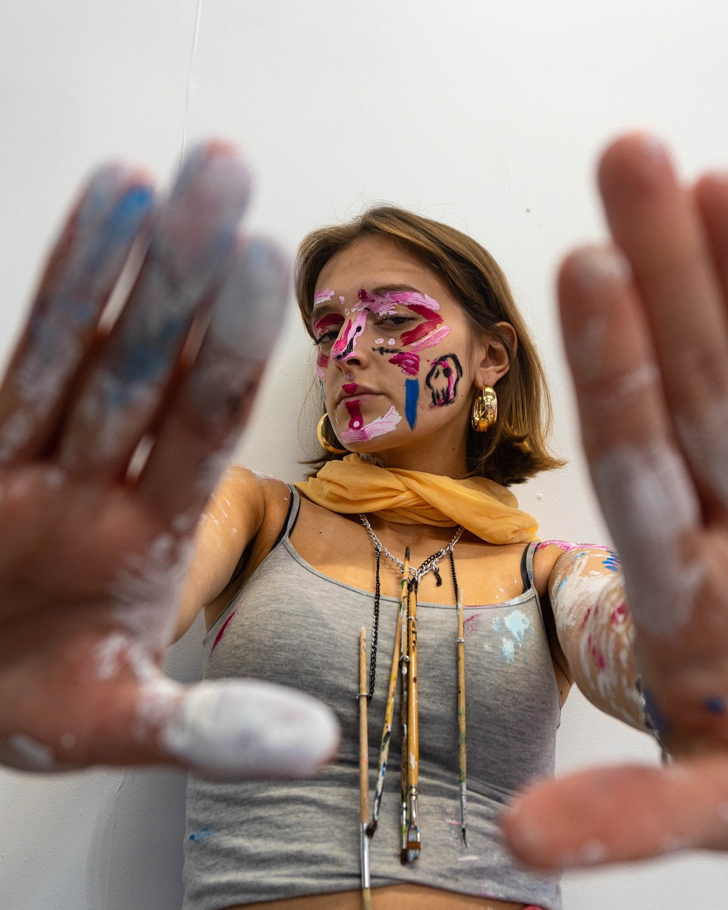 Throwback to a super fun shoot with @ellacollins.art !! ⭐️
_
-
-
-
-
-
-
-
#photography #artist #abstractart #crazyart #photoshoot