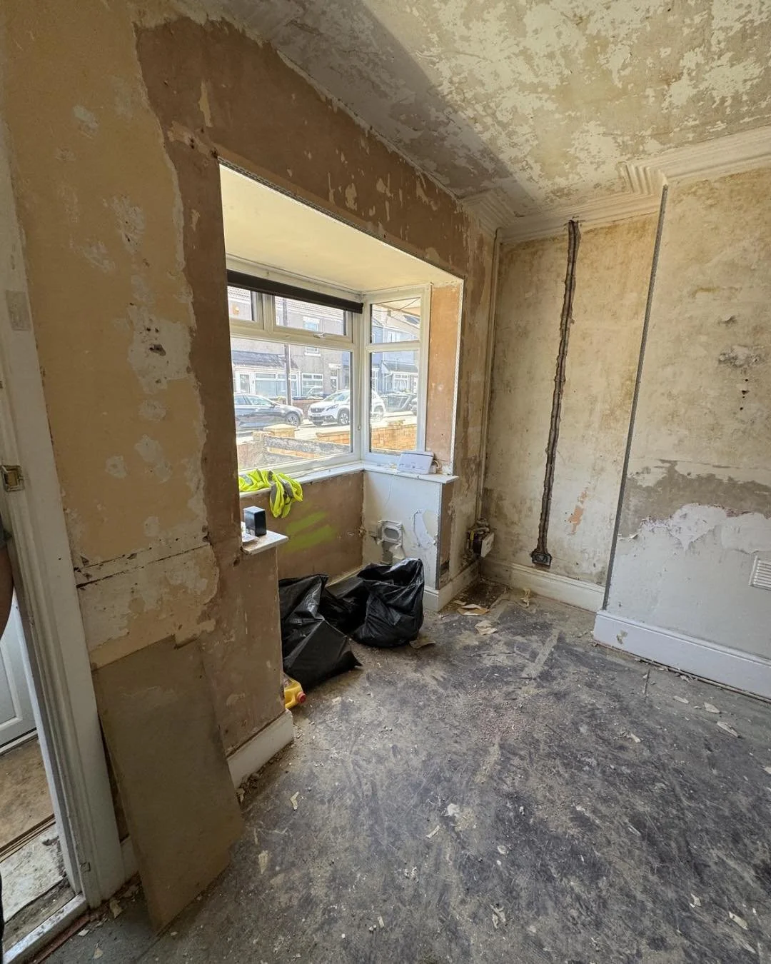 New project in progress.

At this stage, the focus is on stripping the property back properly and assessing the condition of the space.

#ReliablePropertyUK #ProjectInProgress 
#BeforeTheTransformation #PropertyRefurbishment