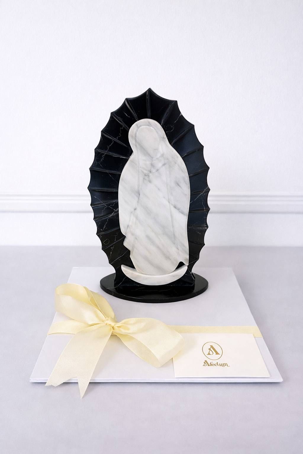 Virgen de mármol negro y blanco