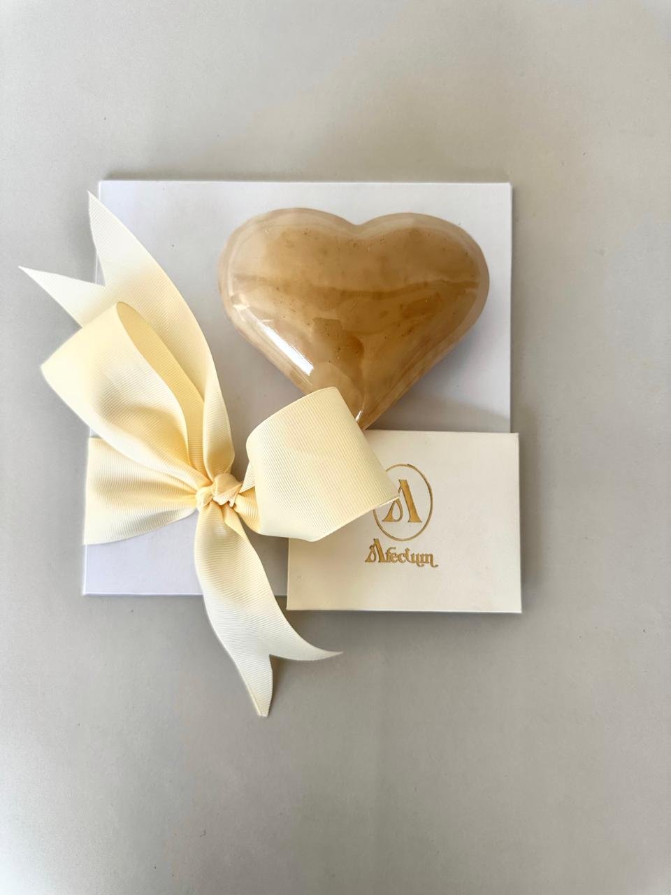 Corazón de Onix en base acrílico