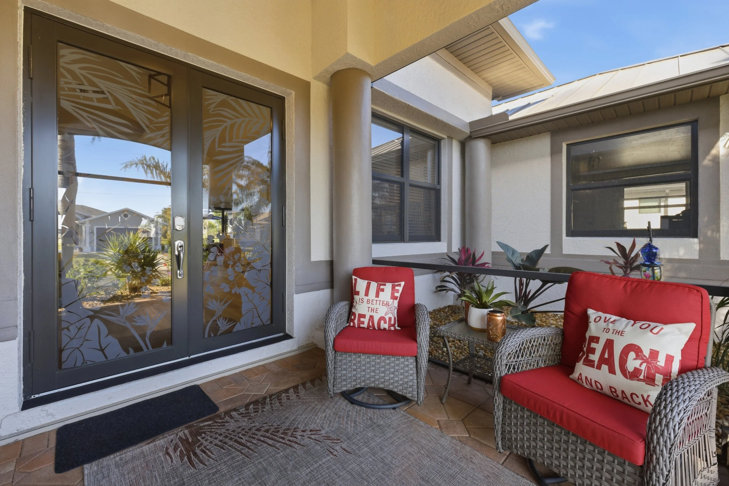 Sitting room with red armchairs and a view to the patio