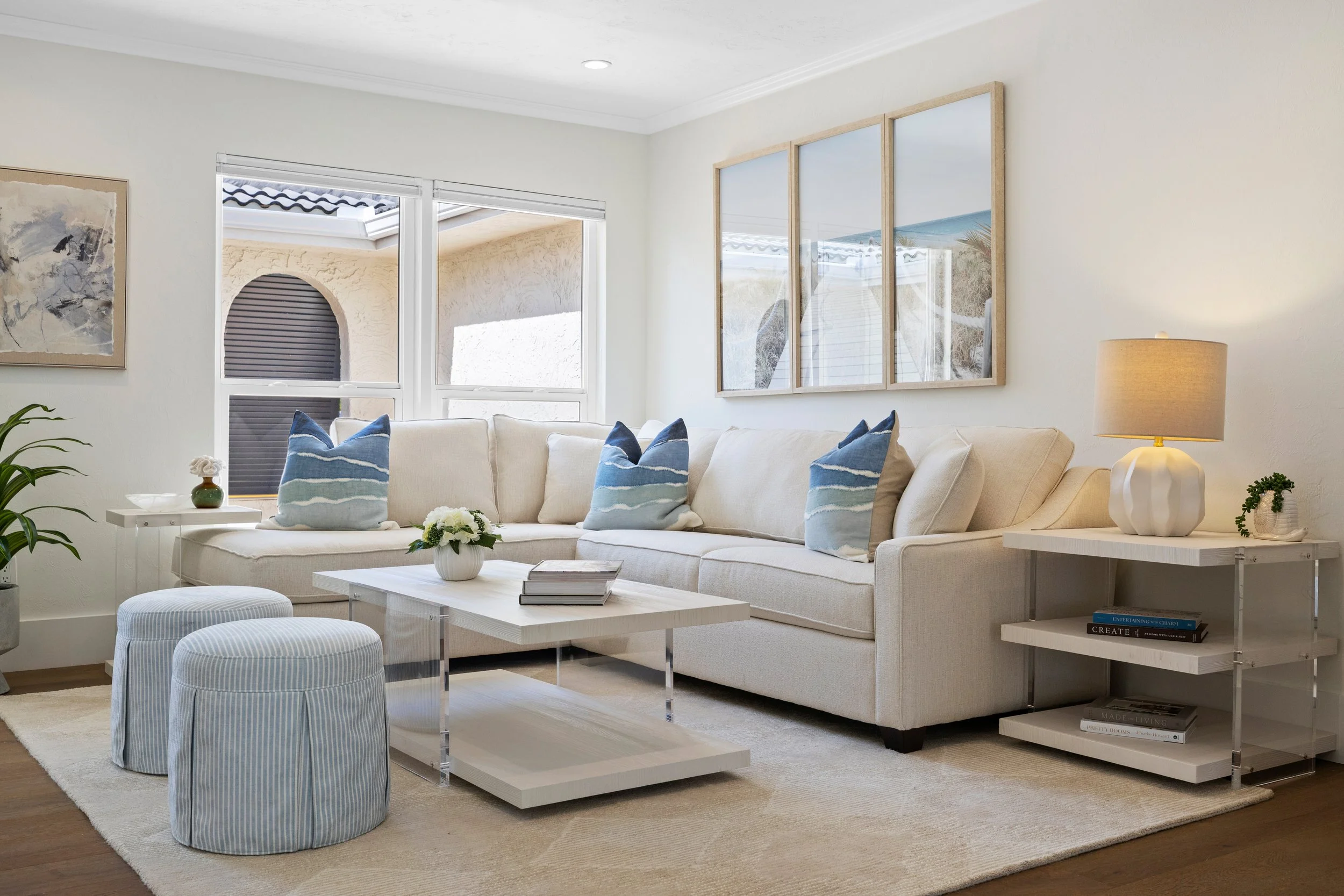 Bright living room with traditional furniture in Naples