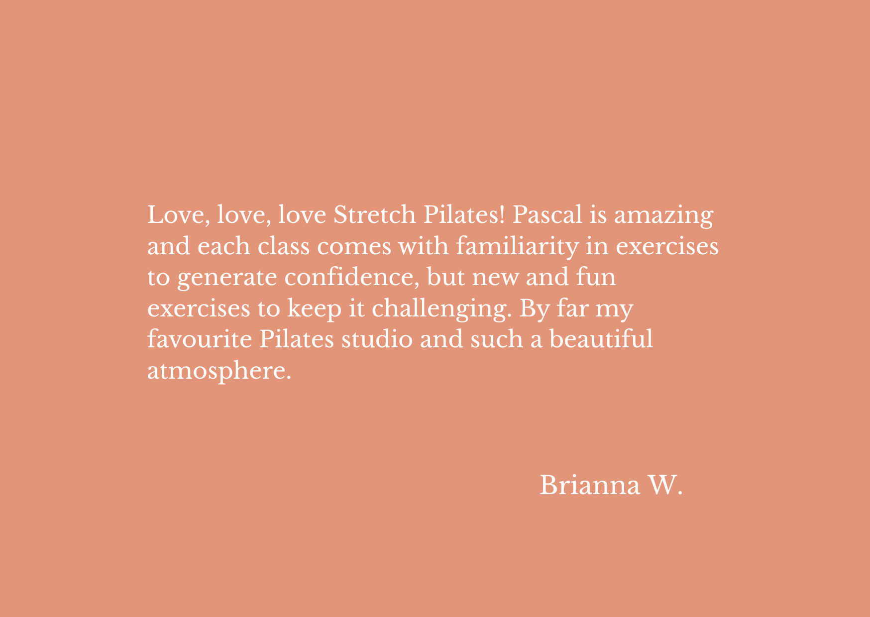 A testimonial about a Pilates class on a peach-colored background, praising the instructor Pascal and the atmosphere.