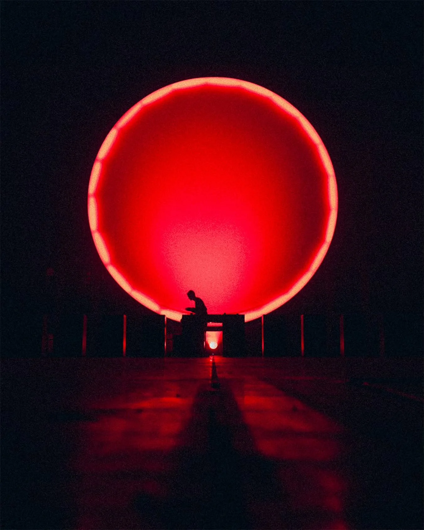 Epic dj installation by @tabloomargot 🤘.

#moody #aesthetics #visualart #grunge #arty #lookslikefilm #installation #red #grainy #cinematic #event #moodyportraits #moodyphotography