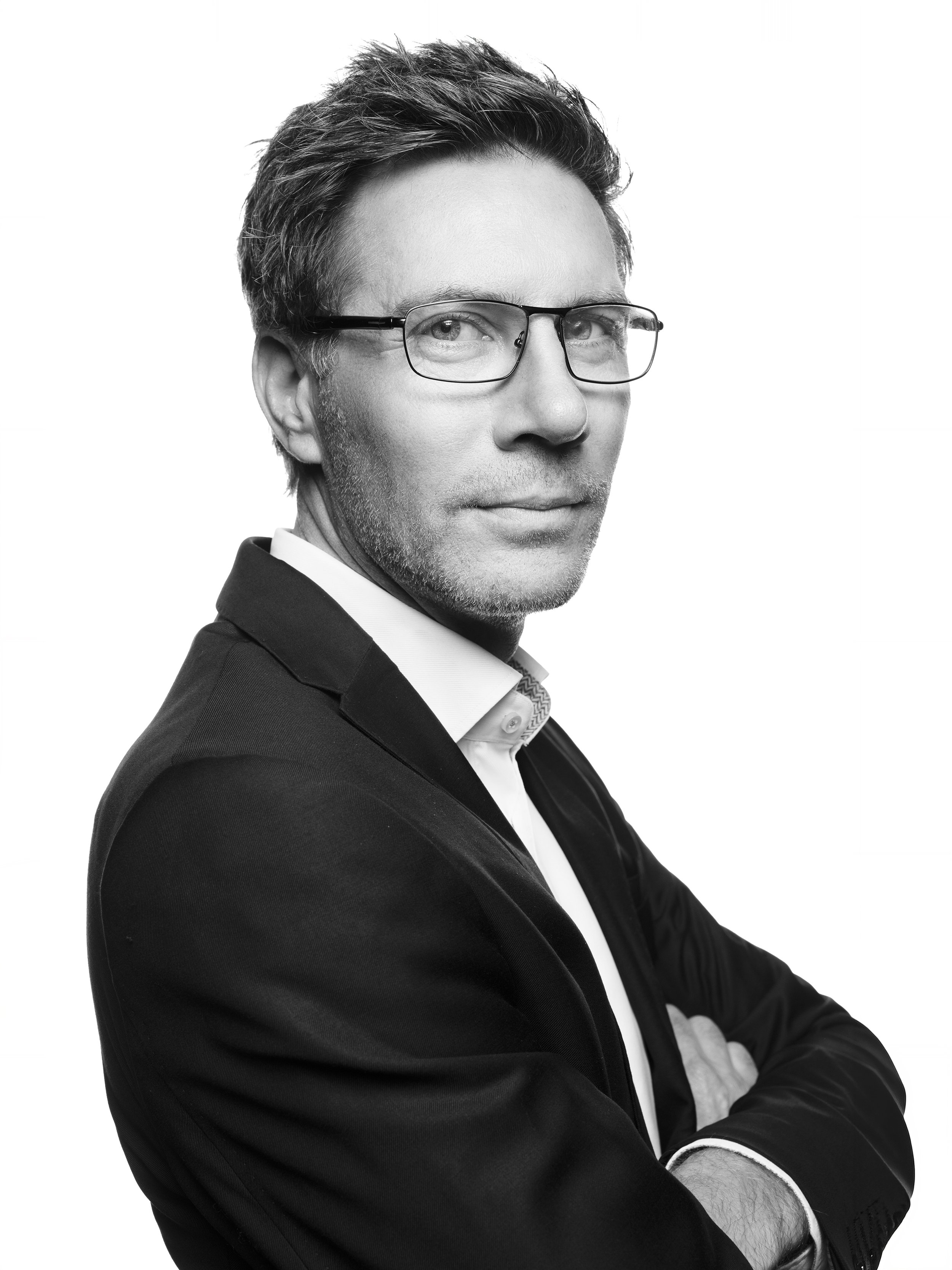 Professional Headshot Portrait of an Asian Businessman done by Milos Gazdic Corporate Portraiture Photographer Shanghai Guangzhou Beijing Shenzhen Volvo Automotive