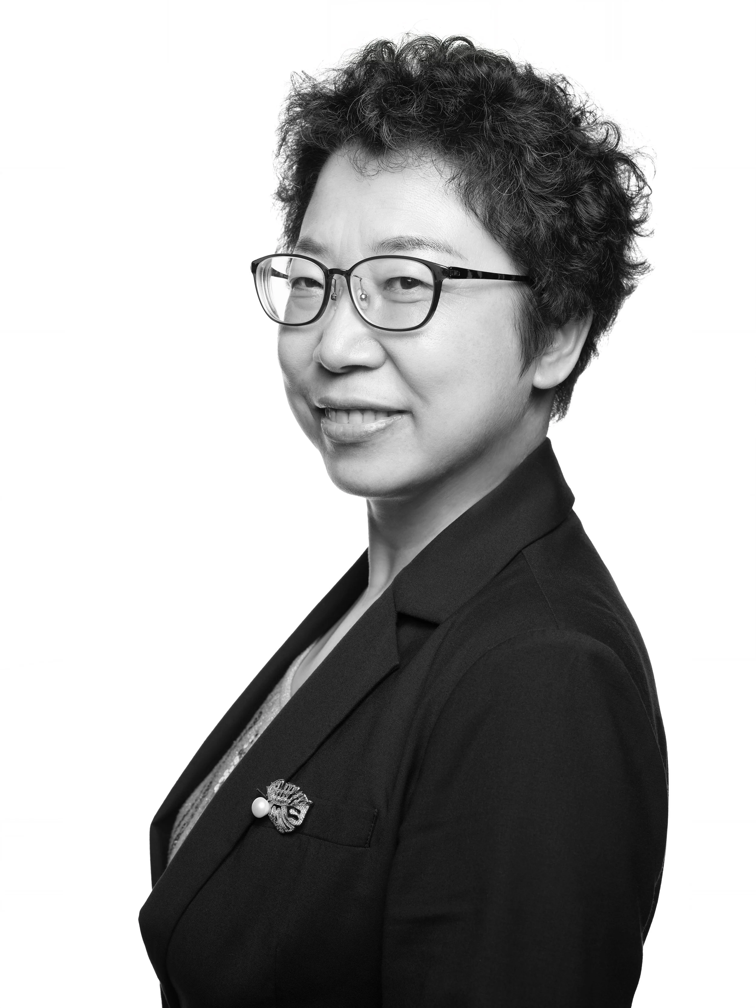 Professional Headshot Portrait of an Asian buesiness woman done by Milos Gazdic Corporate Portraiture Photographer in Asia Pacific China Volvo Automotive Car