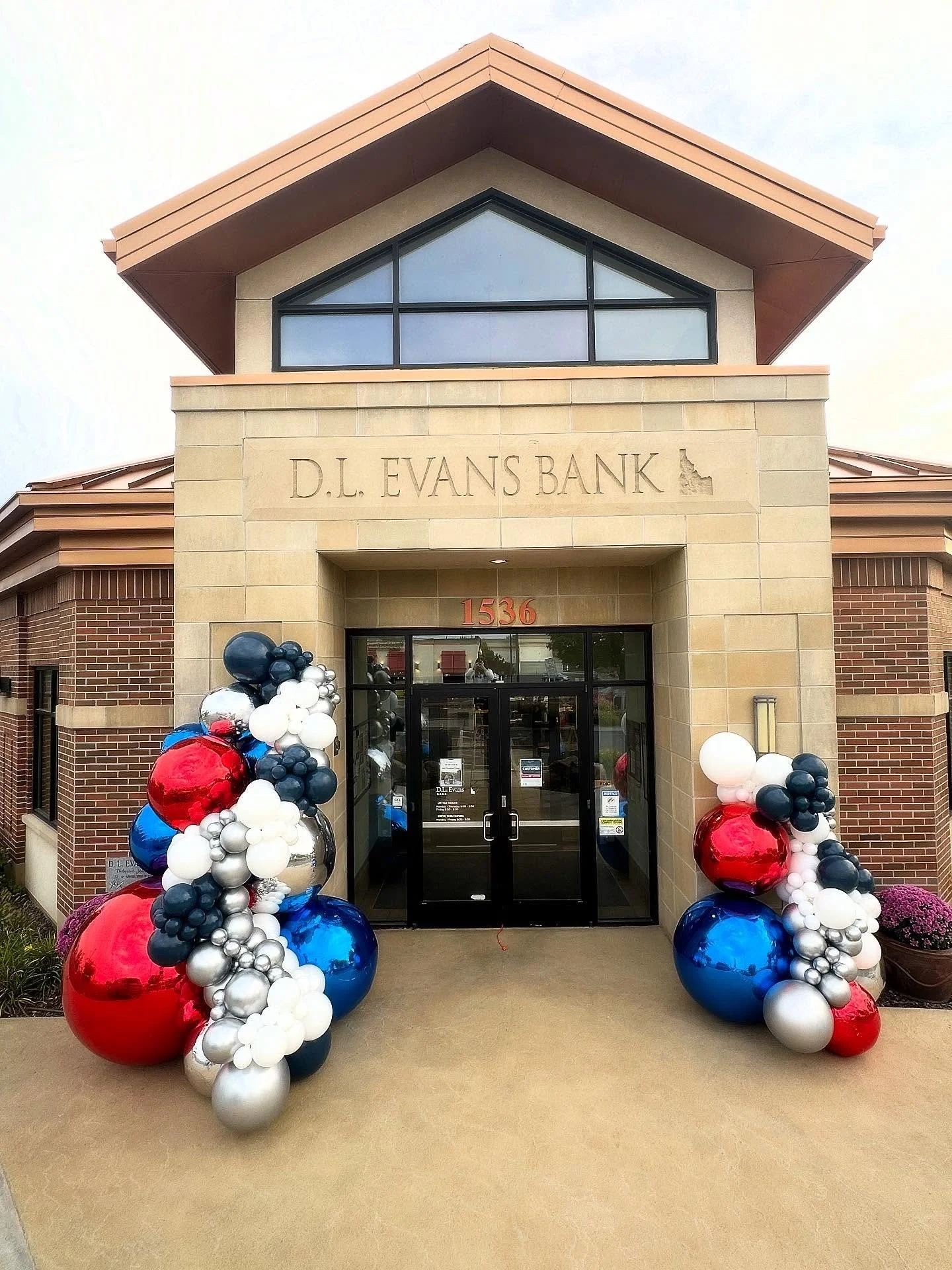 🎈✨ Celebrating community and customer appreciation with D.L. Evans Bank today!
Boise Balloonscapes brought the color, the wow, and a whole lot of energy. Because nothing draws a crowd quite like balloon artistry. #BoiseBalloonscapes #CustomerAppreci