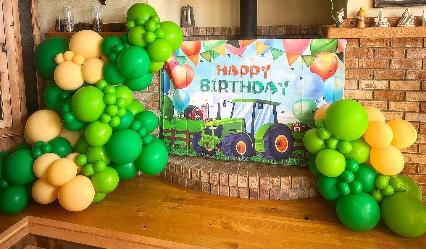 🚜💚💛 Boise Balloonscapes is all about celebrating big milestones in little lives.
We brought this birthday boy&rsquo;s favorite machine to life with a custom green &amp; yellow balloon display&mdash;perfect for a farm-loving toddler turning TWO!
🎈