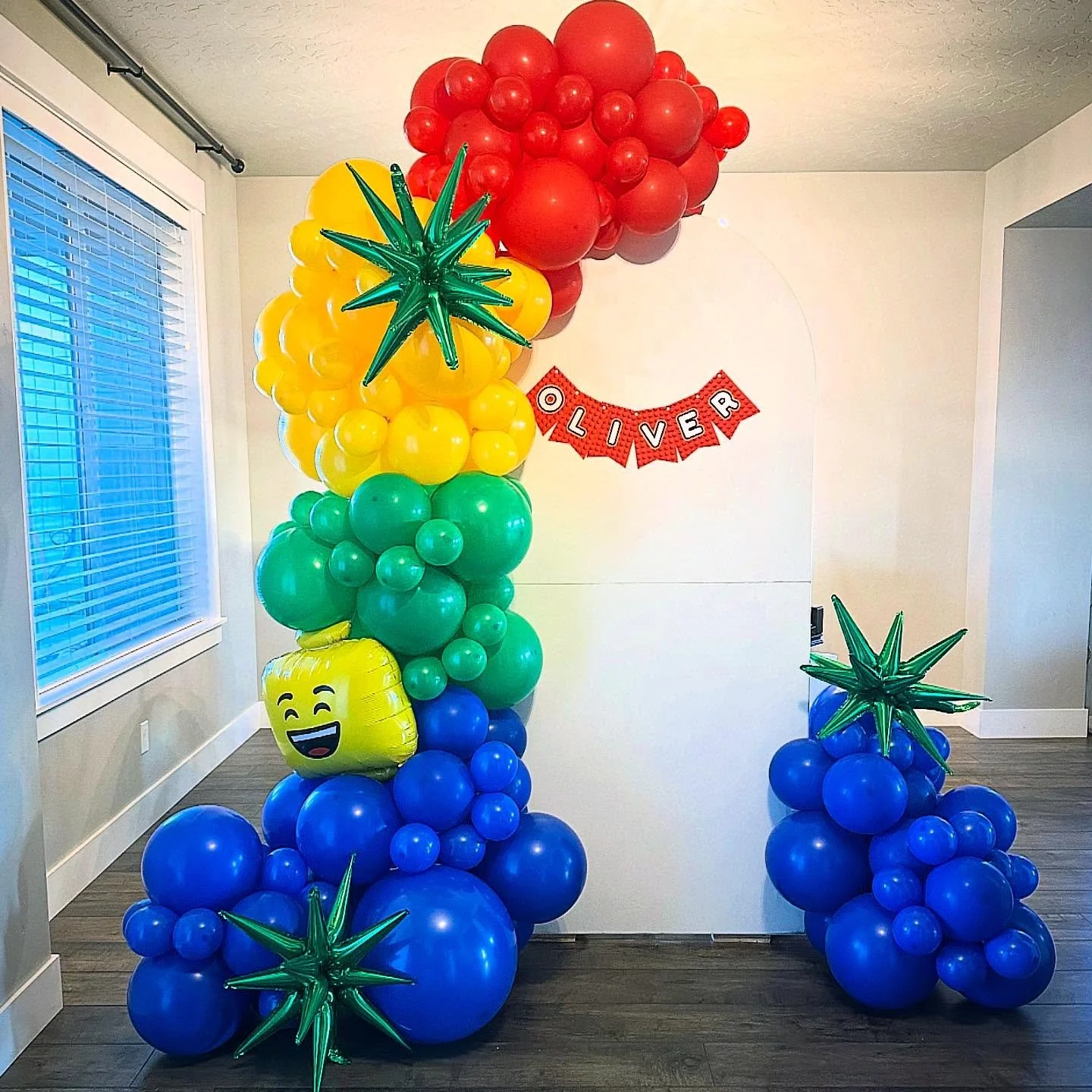 ✨ Building birthday magic, brick by brick! ✨
This LEGO-themed balloon garland turned a 7-year-old&rsquo;s party into a colorful celebration of creativity and fun. From bold primaries to playful pops, every detail was designed to stack up to something