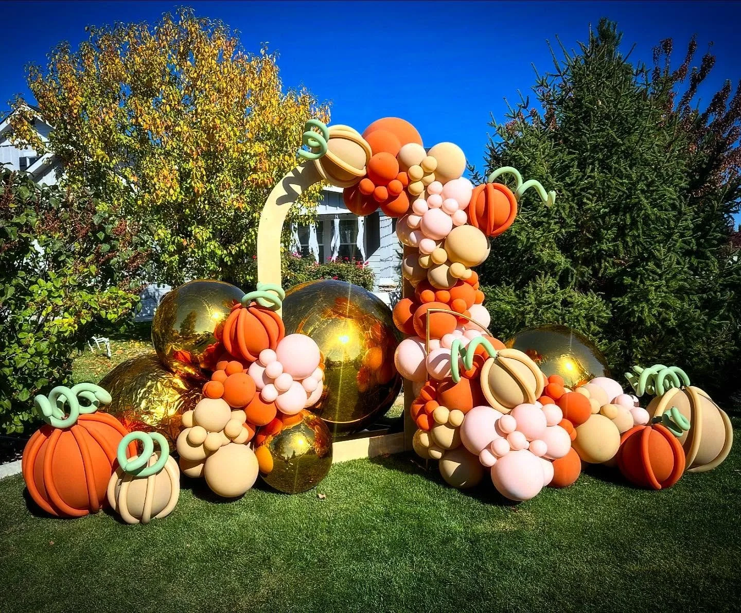 Boise Balloonscapes brought the autumn magic to the Fall Festival with hometown charm and a whole lot of whimsy. This one was SO FUN to make! Featuring pumpkin style latex balloons, Gold Globes and a NEW BACKDROP&mdash;the rainbow arch. 🍂✨ 
DM me no