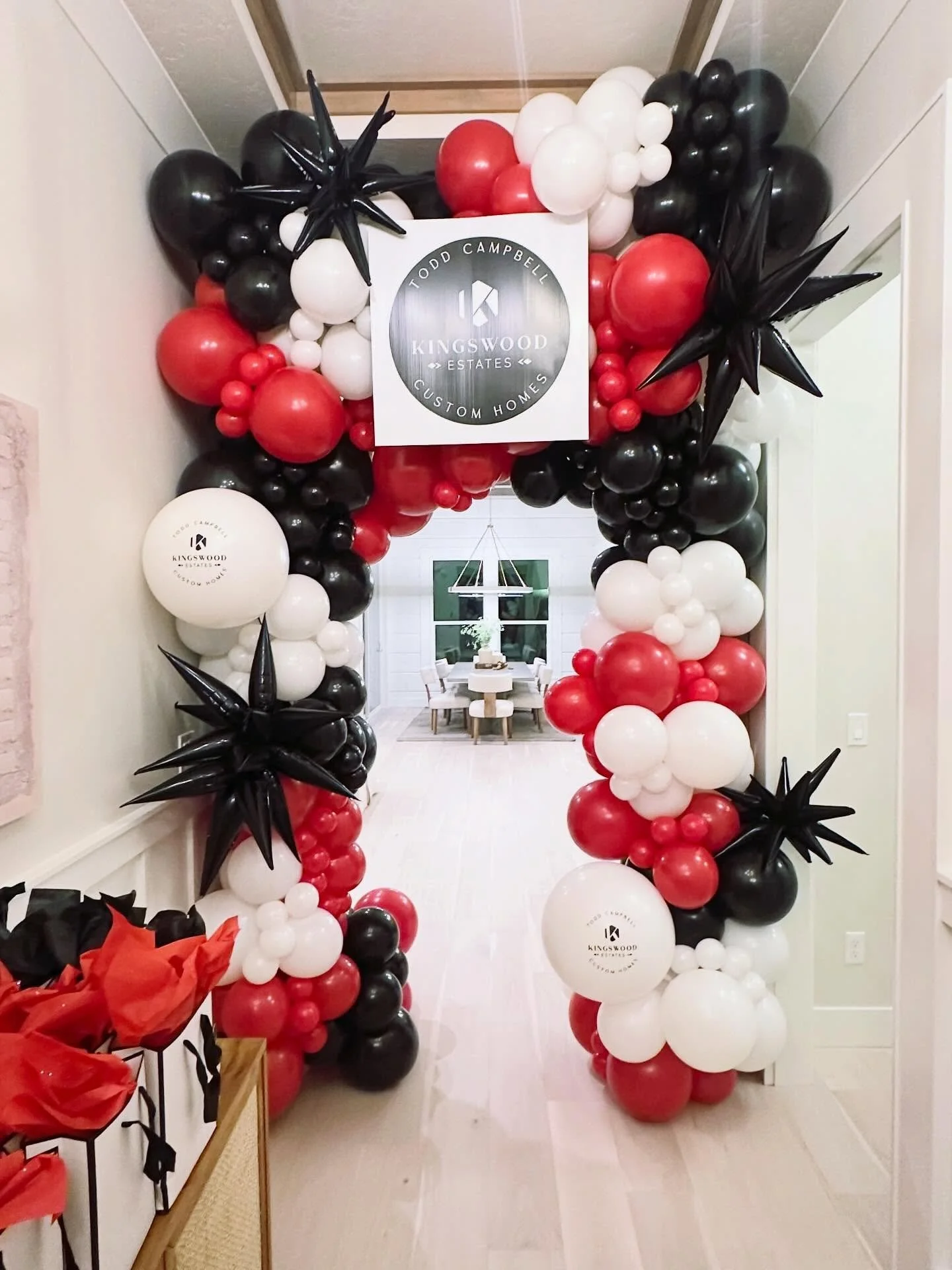 Boise Balloonscapes knows how to make an entrance&mdash;because first impressions matter.
It was an honor to partner with Todd Campbell&rsquo;s Team at Silvercreek Realty for this exclusive gathering of Boise&rsquo;s top realtors. This Balloonscape d