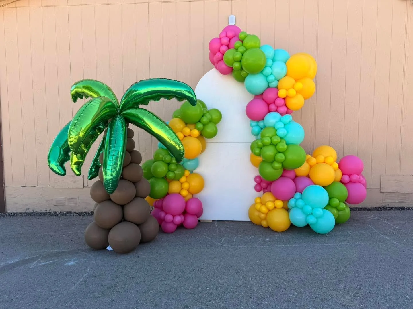 🌴We brought some tropical breeze to Idaho!

Congratulations to the Chief Joseph fifth grade class! 

Book today to bring an island paradise to your backyard. 

#boiseballoonscapes
#fifthgrade 
#graduation
#islandvibes