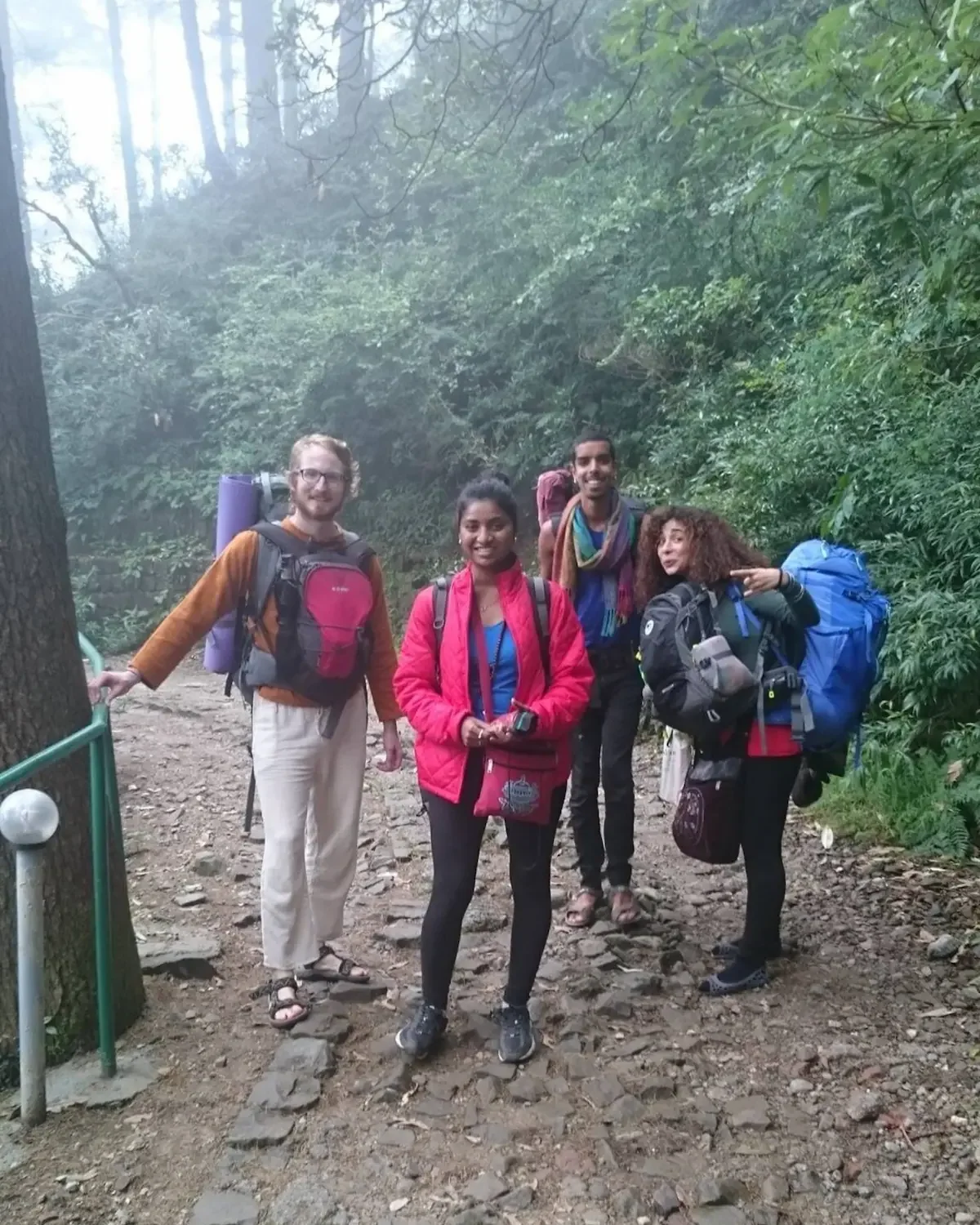 Simon Aeschbacher mit Freunden auf einer Wanderung in Dharamshala, Indien