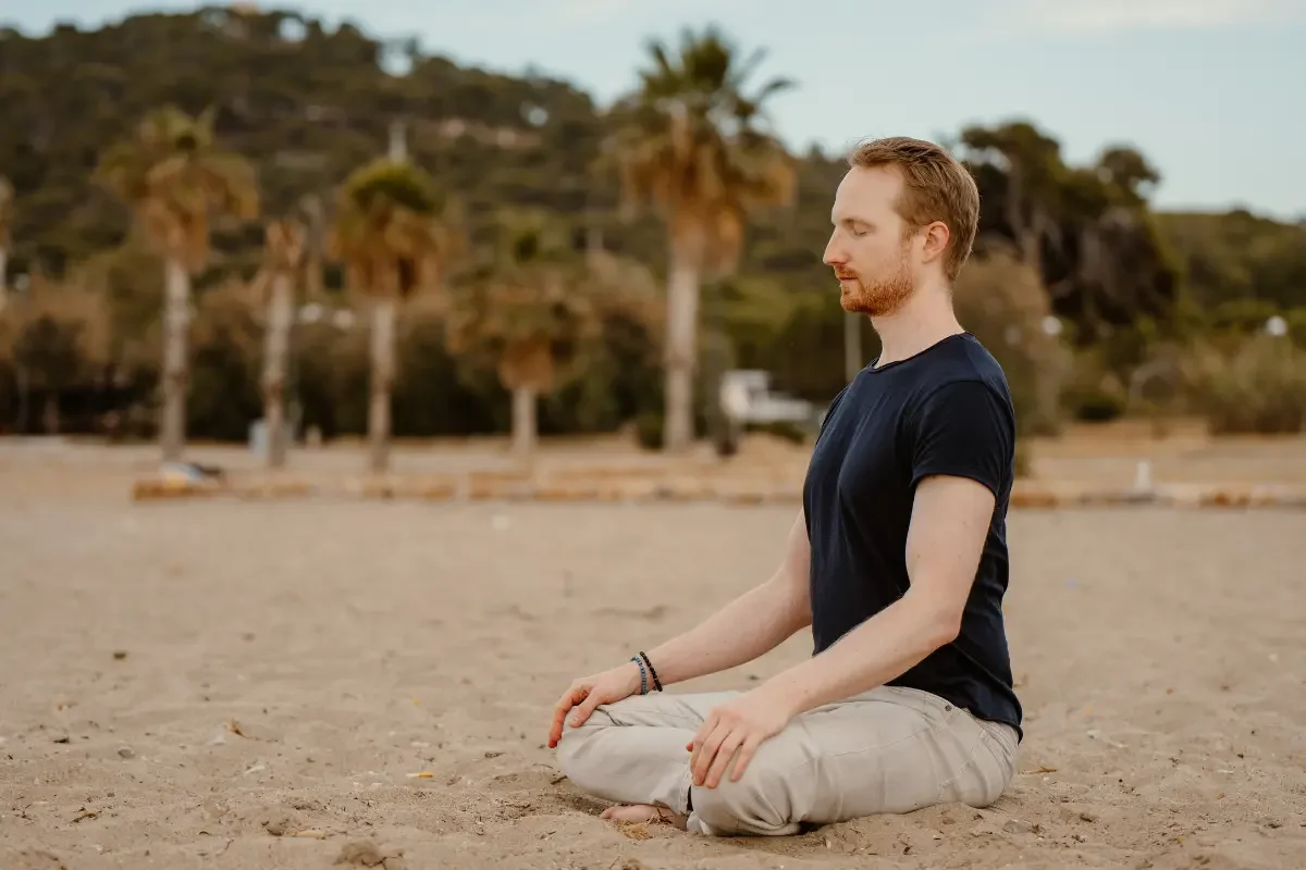Simon Meditation Herz Verbundenheit Stille Strand