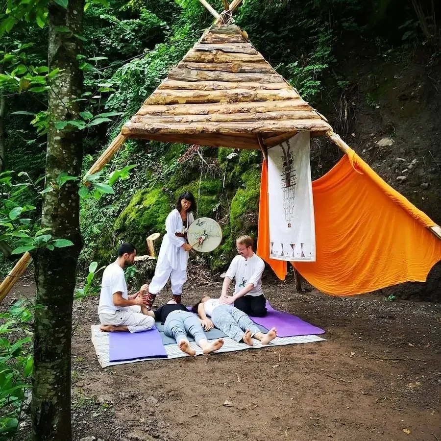 Simon Aeschbacher bei einer energetischen Heilungssitzung in der Natur in der Türkei
