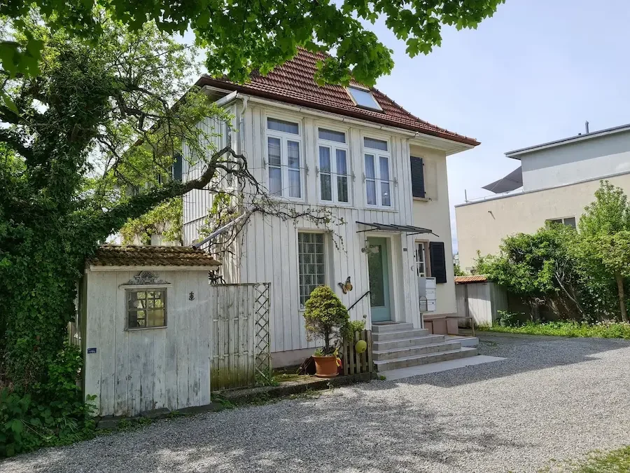 Ehemaliges Zentrum für Meditation & Heilkünste in Lyss, Schweiz – Aussenansicht des Gebäudes