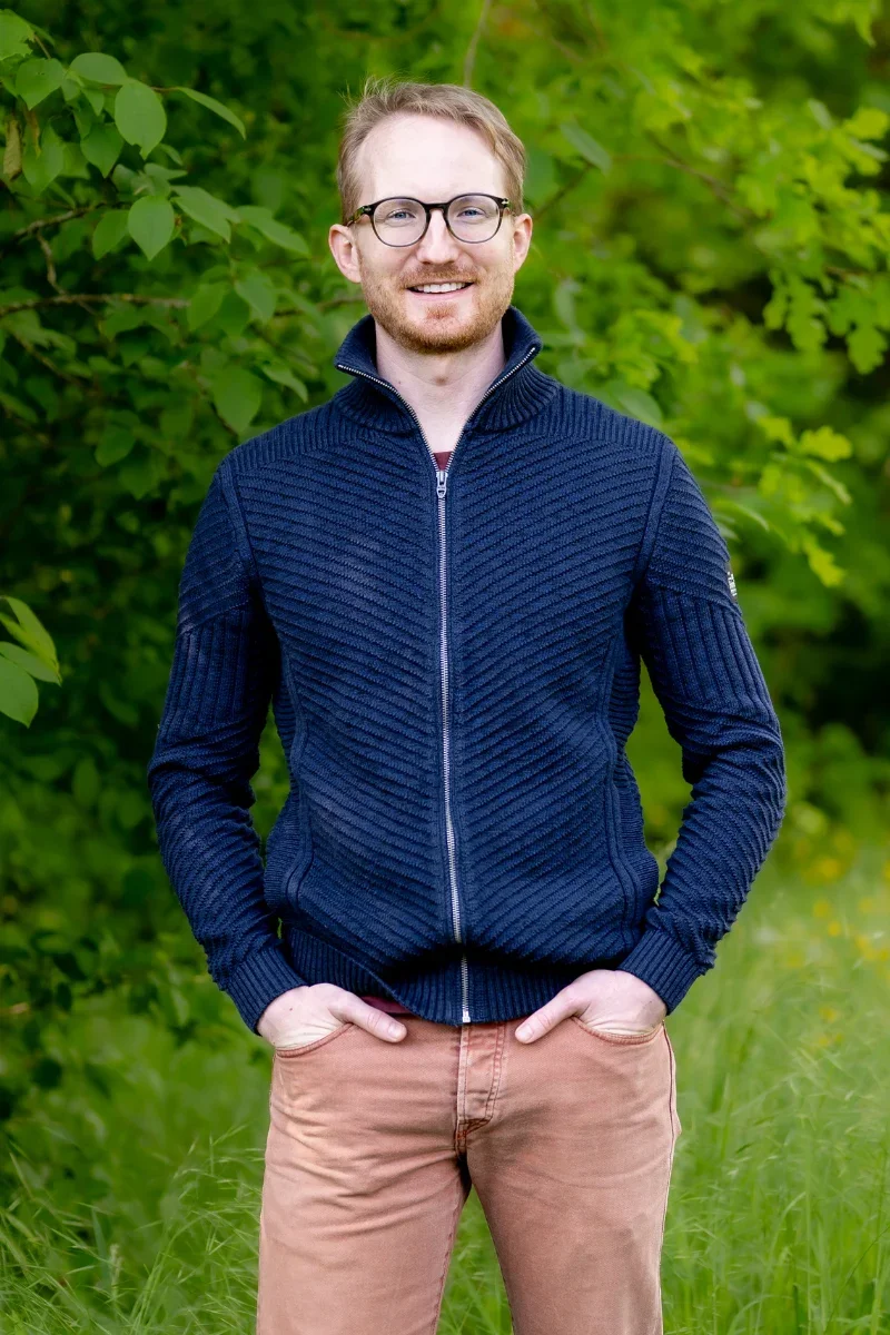 Portrait von Simon Aeschbacher, Meditationslehrer in der Schweiz – Spiritualität im Hier und Jetzt