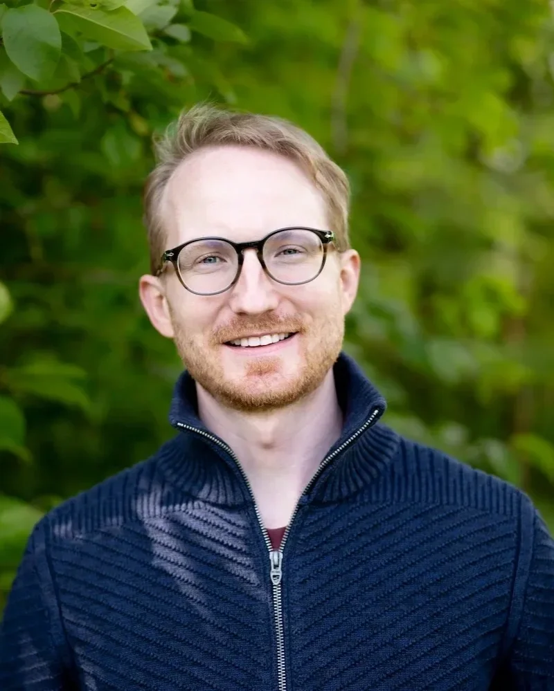 Porträt von Simon Aeschbacher, Meditationslehrer in der Schweiz