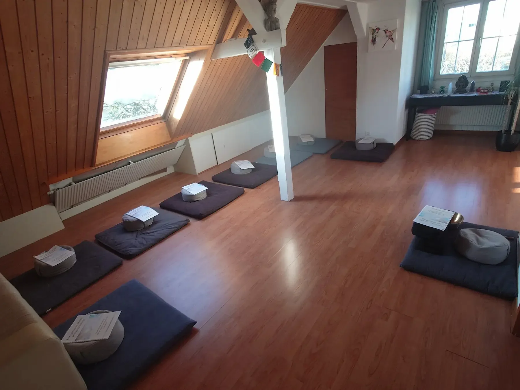 Ehemaliger Meditationsraum im Zentrum für Meditation & Heilkünste in Lyss – heller Raum mit vielen Meditationskissen