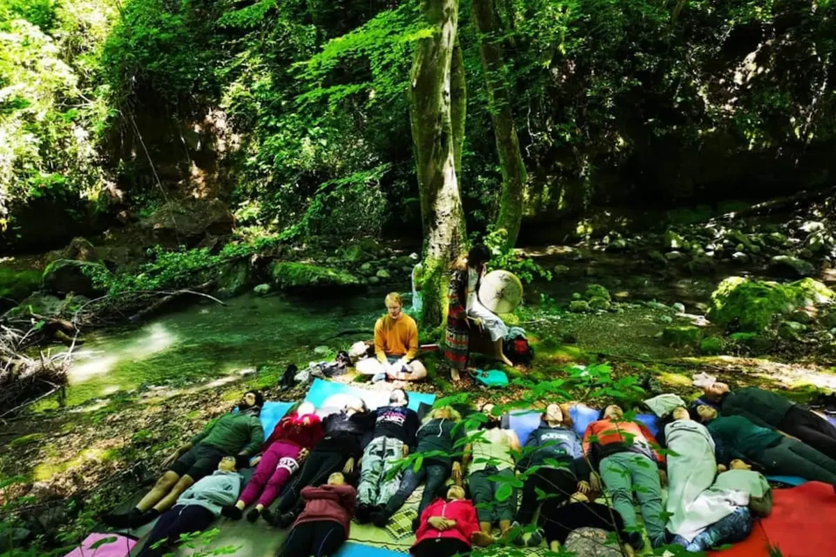Simon Aeschbacher leitet eine Meditationsgruppe im Wald in Indien