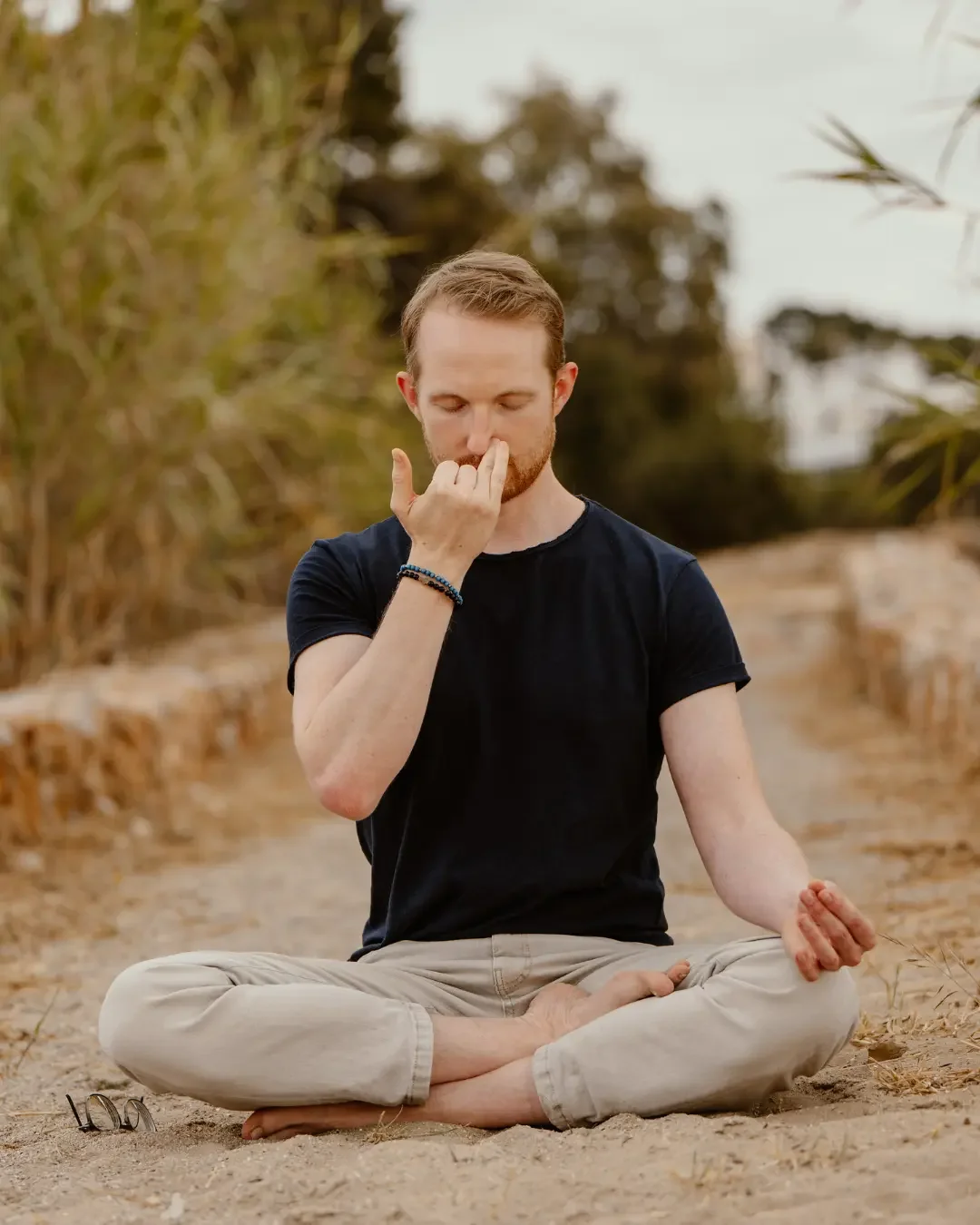 Simon praktiziert Nadi Shodana Pranayama